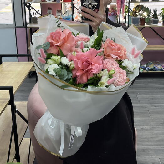 Букет с ажурными розами, альстромериями, кустовыми гвоздиками и лагурусом
