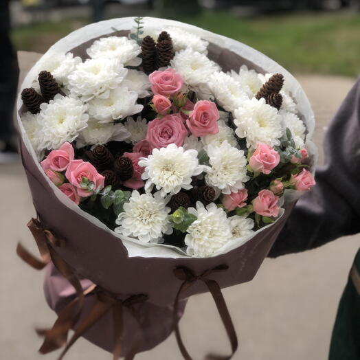 Сборный букет из хризантем и кустовых роз