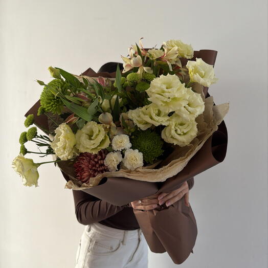 Букет из хризантем, альстромерии , эустомы с оформлением