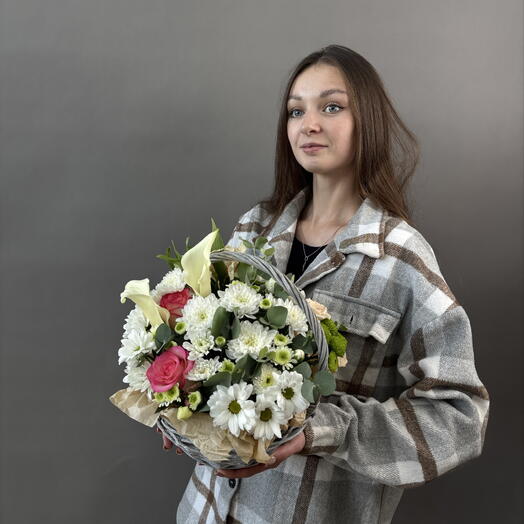 Корзина плетенная с каллами, джумилией, хризантемой и зеленью