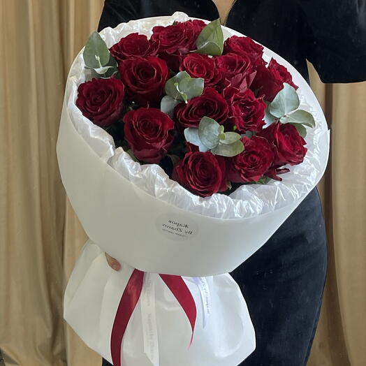 Букет из красных роз с эвкалиптом 🌹