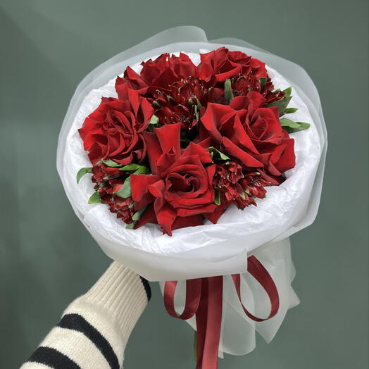 Французские розы и красная альстромерия