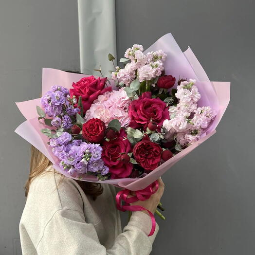 Букет с гортензией, пионовидными розами и ароматной маттиолой 💜
