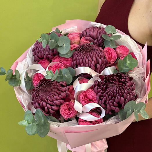 Букет из кустовой розы и хризантемы Бигуди