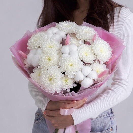 « Облако в розовом» стойкий букет хризантем с лагурусом и хлопком🌸