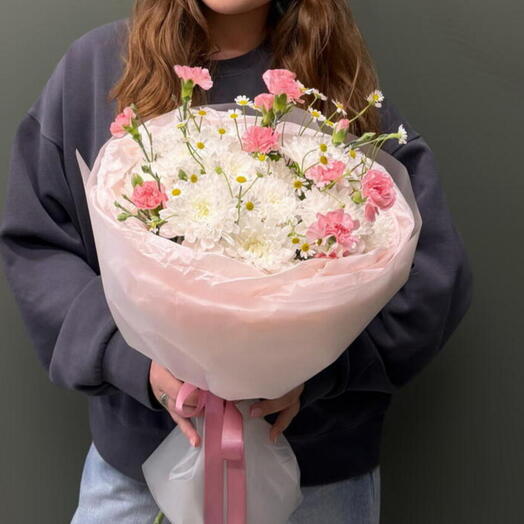 Стойкий розовый букет из хризантем, полевой ромашки и кустовых гвоздик🌸🌿