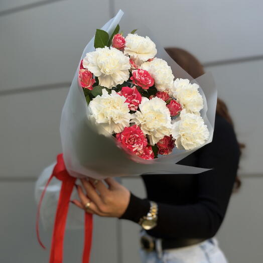 Контрастный букет «Dear November» с стойкими диантусами и яркой кустовой розой