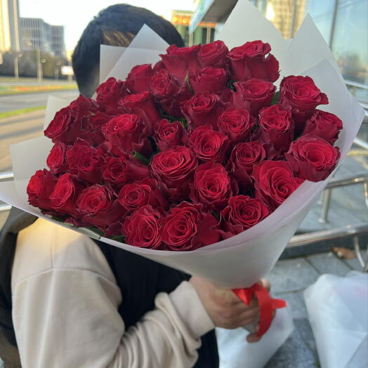35 крупных бордовых роз