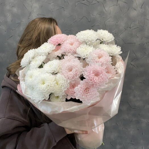 Белые и розовые хризантемы букет