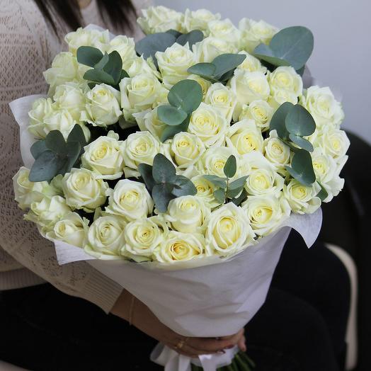 51 white Avalanche rose 60 cm with eucalyptus in felt