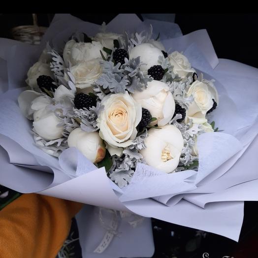 Ramo de rosas y peonías blancas