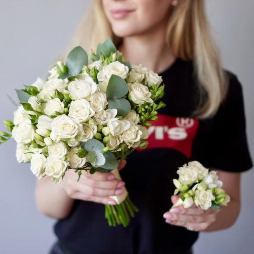 The bride's bouquet of white spray roses with freesia