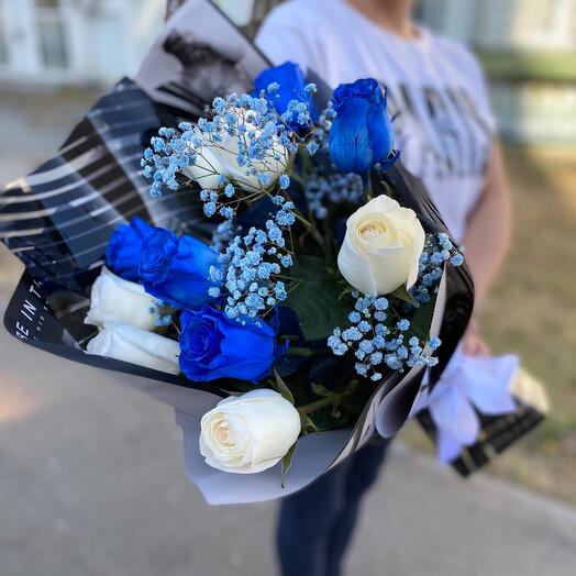 Букет из белых и синих роз