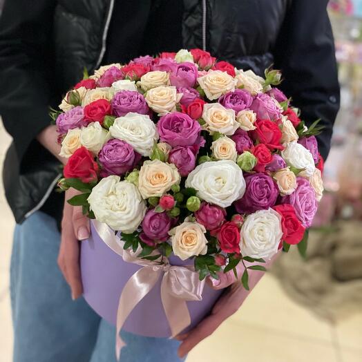 Роза кустовая в шляпной коробке