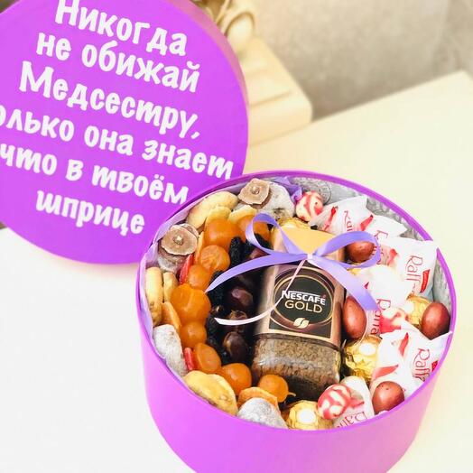 Кофе со сладостями в подарок медсестре