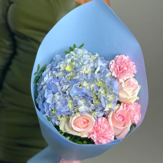 Ramo con Hortensia azul y rosas Rosadas