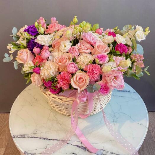Корзина с цветами красивая