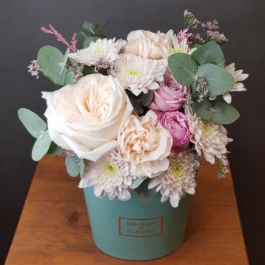 Flores en una Caja de menta con la fragante rosa blanca Ohara