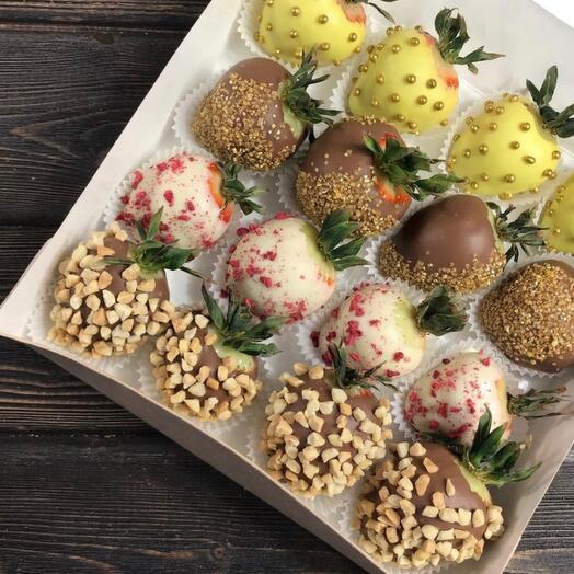 Set of chocolate-covered strawberries "Smile of autumn"