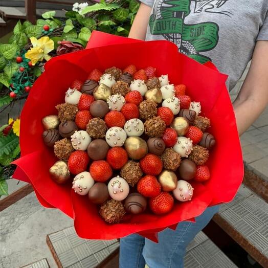 a large bouquet of strawberries in chocolate