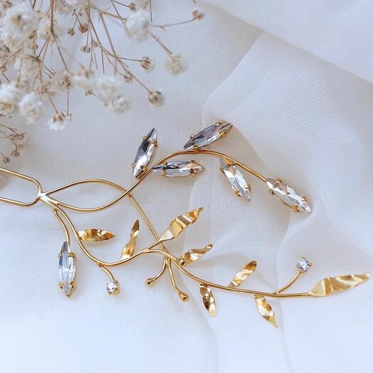 Stud de cabelo de noiva em ouro com cristais e fianites