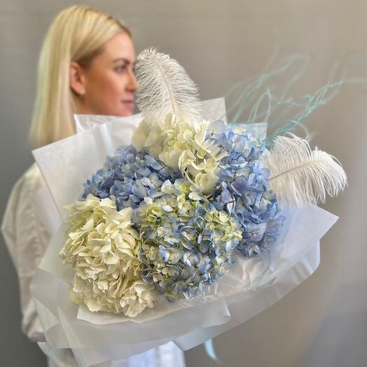 Delicado ramo de hortensias con plumas blancas y azules (Tamaño M)