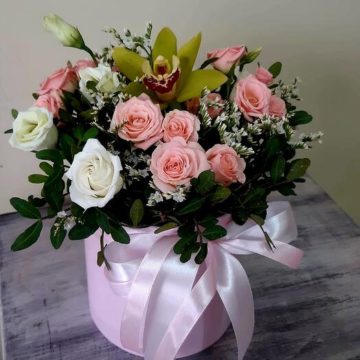 Composición con orquídea y rosa arbusto