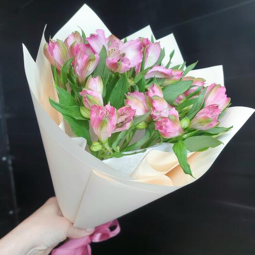 Ramo de delicada alstroemeria rosa