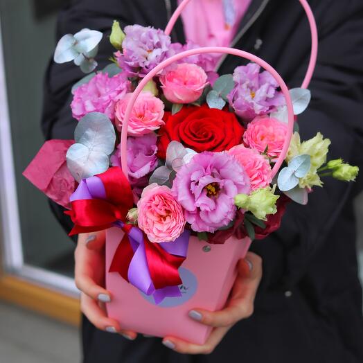 4. Яркий комплимент: яркие цветы в сумочке (лизиантус, красная роза, пионовидная кустовая роза)