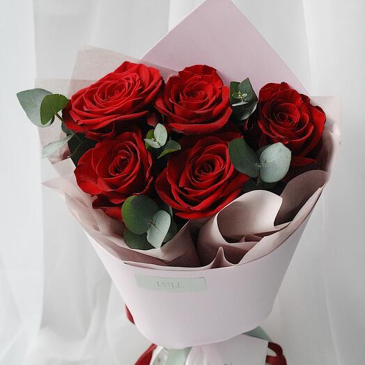 Bolso con rosas rojas