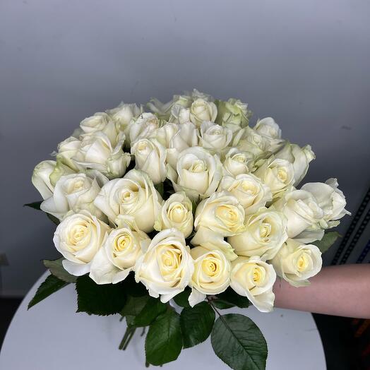 35 белых роз