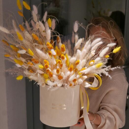 Beige-yellow composition of dried flowers in a velvet box size L