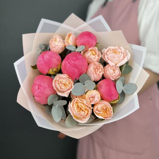 Ramo de autor de Peonías de Coral y rosas Rosadas