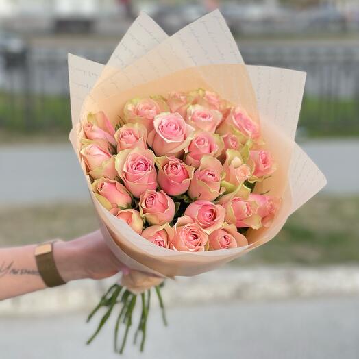 25 нежно розовых роз