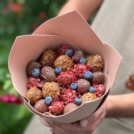 Букет из клубники в шоколаде с голубикой 🤎 недорогой