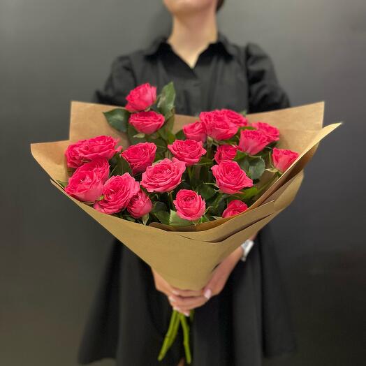 Букет розовых кустовых роз в крафте