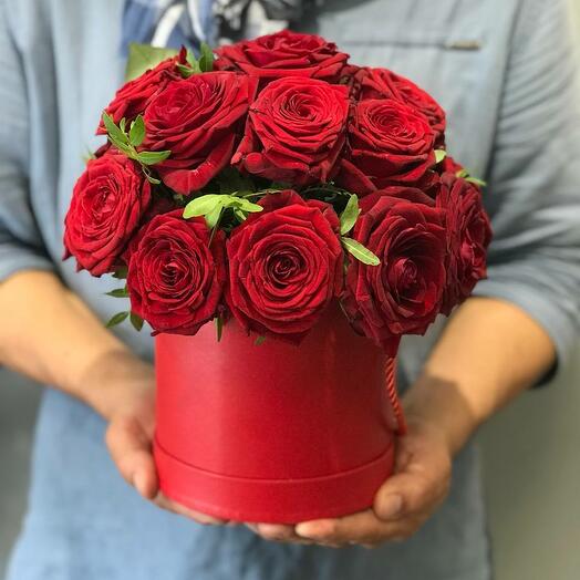 Flowerbox z czerwonych roż (17-19 roz)
