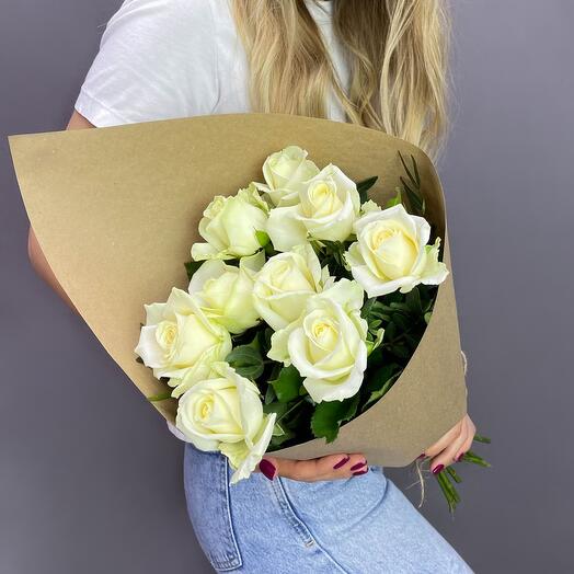 Букет из 9 белых роз с зеленью в крафте