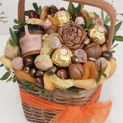 Корзина с сухофруктами, орехами и мёдом