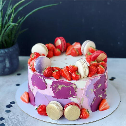 Торт для девушки с клубникой и макаронс