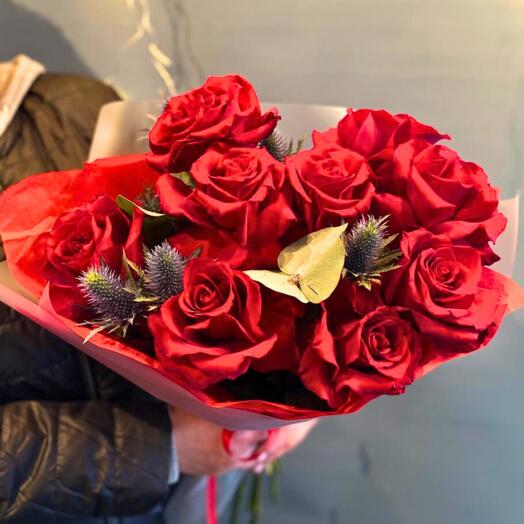 A Monobucket of 9 French Roses in a Stylish Design