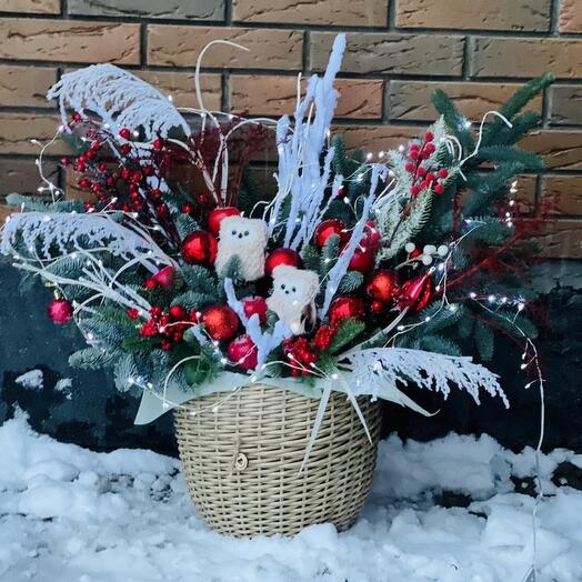 Новогодняя уличная композиция из живой датской сосны нобилис в ротанговом кашпо ручной работы