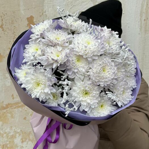 Bouquet of bush chrysanthemums and dried flowers