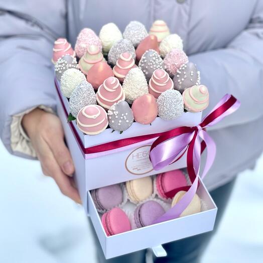 A small box with strawberries and pasta Shine