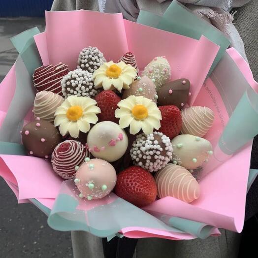 Bouquet of chocolate-covered strawberries with chocolate daisies
