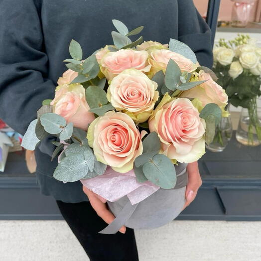 Scatola di fiori con rosa rosa ed eucalipto