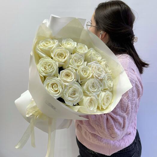 Букет Joli из 17 белых роз Плайя Бланка