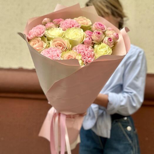Ramo de autor con rosas y Dianthus