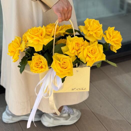 Цветочная композиция с желтыми розами