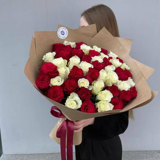 Ramo de 51 rosas rojas y blancas
